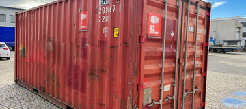 Container zum Verkauf, LKW-Transport von Containern, verschrottete Schiffscontainer